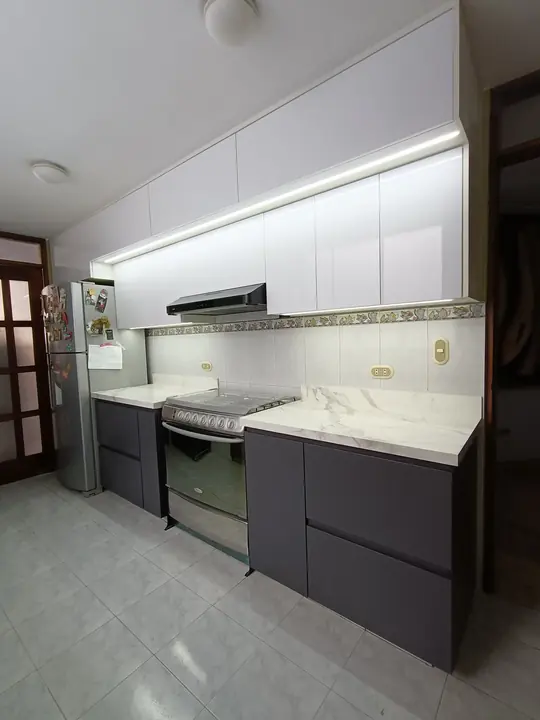 Cocina de Chan: Cocina lineal en gris grafito y blanco