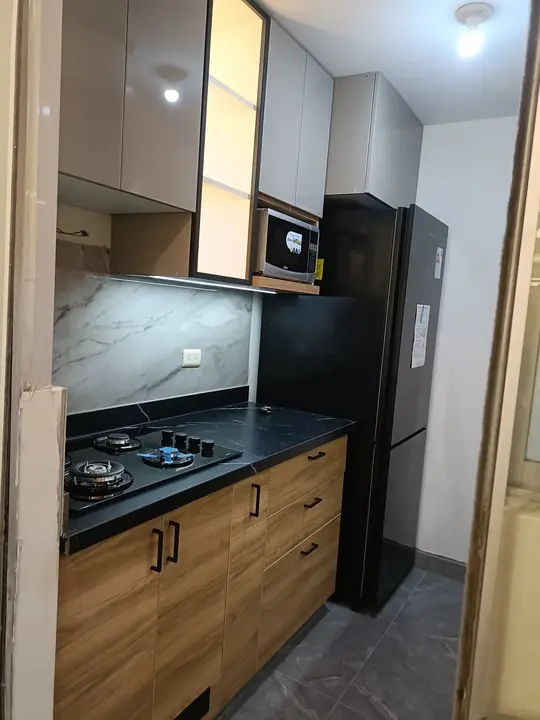 Cocina · Condominio VillaVerde: Remodelación completa de una cocina pequeña