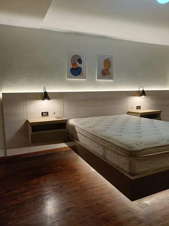 Dormitorio Karina: Dormitorio con cama flotante iluminada