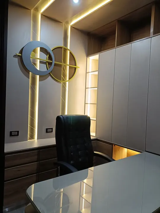 Oficina MB · San Luis: Oficina compacta con perfiles de luz en muros